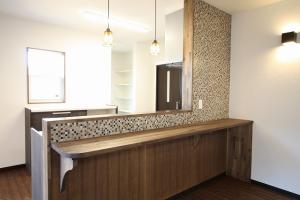 ～シックなモザイクタイルでお洒落なハイカウンター～