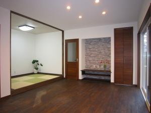 リビングには造作TV台を