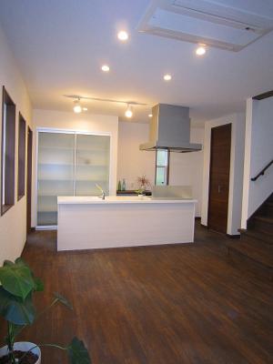 ダイニングキッチン
使いやすいアイランド
キッチンは、造作食器棚で
スッキリ！