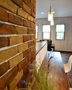 カウンターには、味のある
ブリックタイルを貼り、ダイニングテーブルと
カウンターを一緒にくっつけて使えるよう
高さを工夫しました