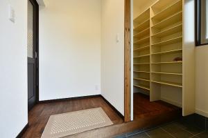 玄関は、来客用とプライベート用
に分けてあります