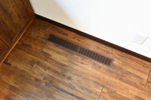 室内がいつもきれいな空気に
なるよう床の吸気口から汚れた空気を
吸い込みます