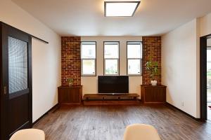 リビングは、通りに面している
のでプライベートを保つため
窓は掃出しではなく
腰高の高さに